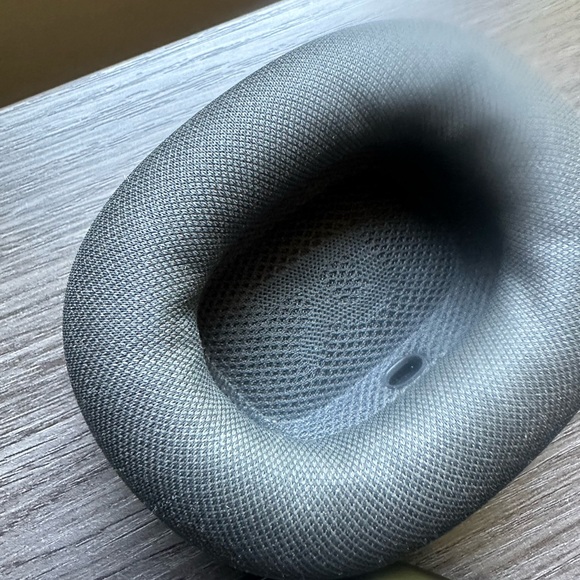 Apple Airpods Max in Black - Picture 7 of 14